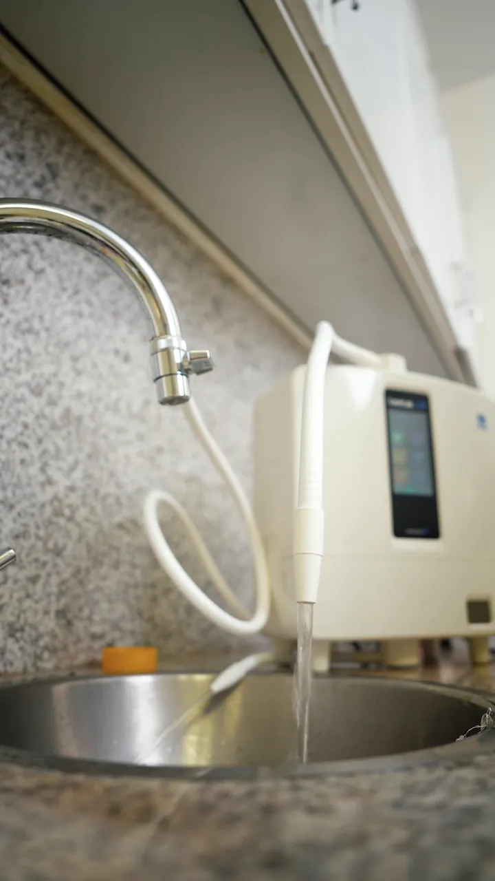 The K8 settled beside the sink, its touch screen, the diverter’s lever turned and the first water flowing from its wand.